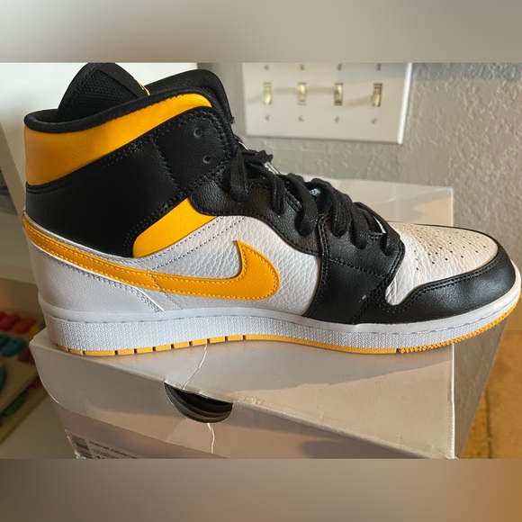 SOLD!!! Jordan 1 mid women’s 11 men’s 9.5 laser yellow - Picture 3 of 5